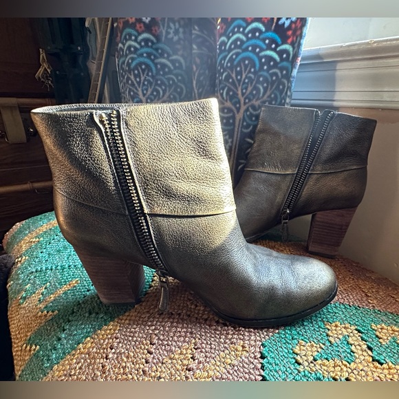 Cole Hann Cassidy stacked heel booties. Size 7.5 - Picture 10 of 14